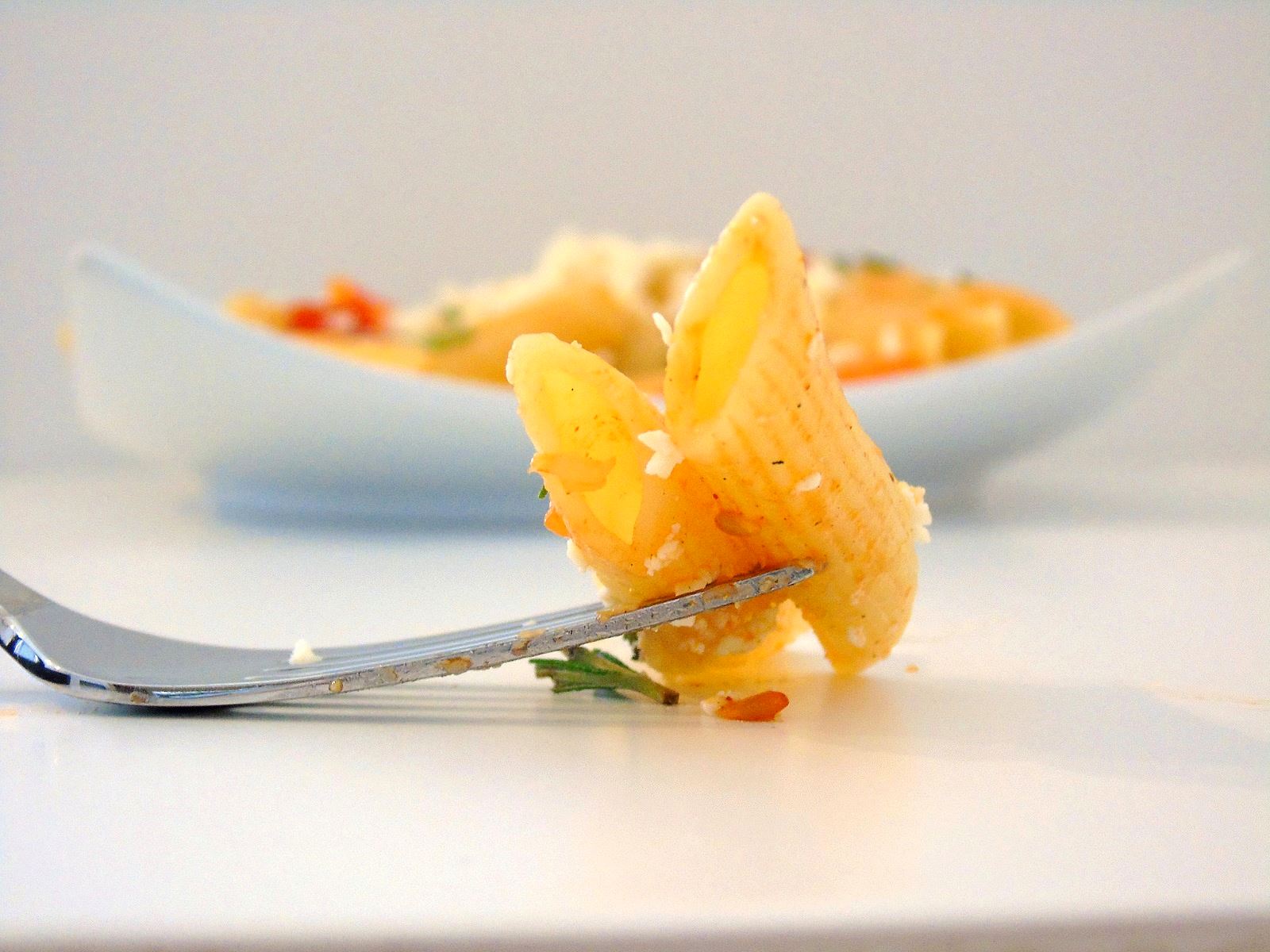 Lauwarmer Nudelsalat mit Penne, Tomaten und Feta (inkl. vegane Variante)