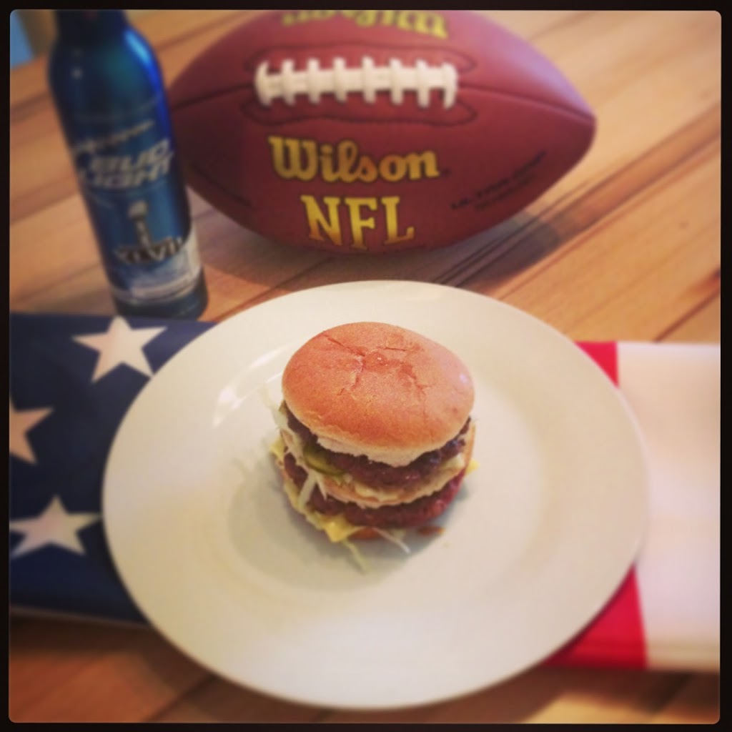 Selbst gemachter BigMac mit Deko aus amerikanischer Flagge und einem Football