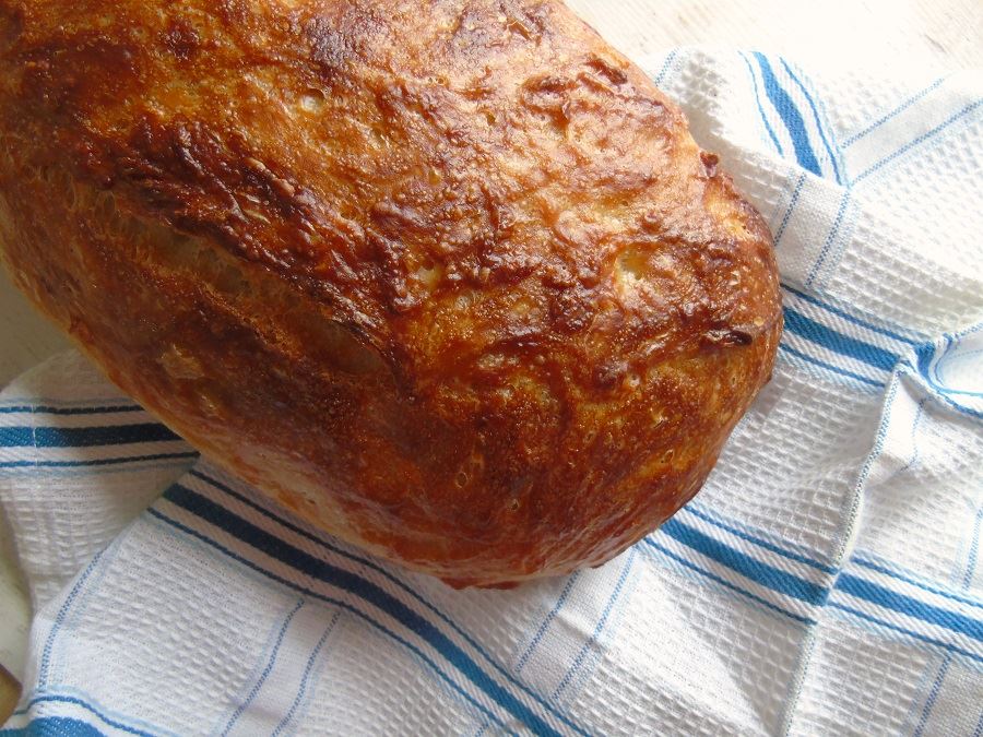 Knuspriger Brotlaib frisch aus dem Ofen