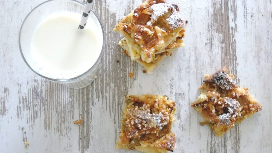 Rhabarberkuchen mit Mandeln
