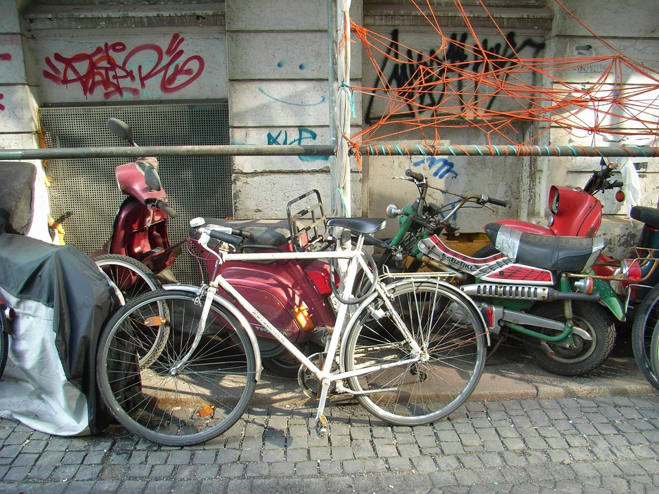 Ein altes Fahrrad auf der Straße