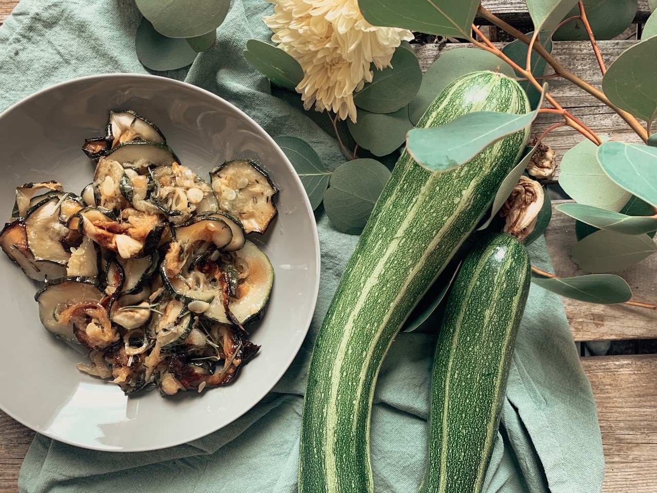 Zucchini Antipasti mit Knoblauch und frischen Gartenkräutern - Minime.life
