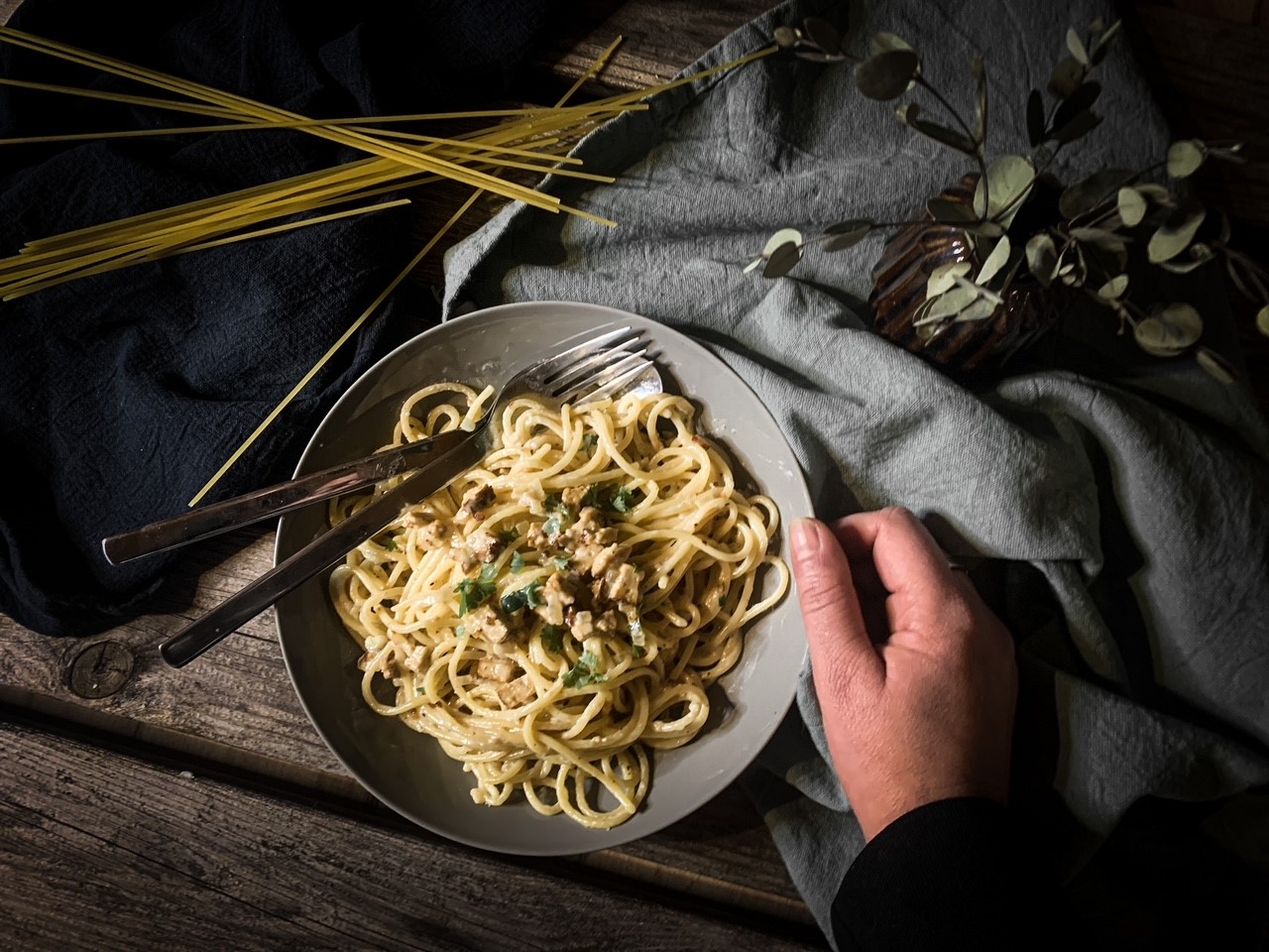 Vegane Spaghetti Carbonara mit Räuchertofu 